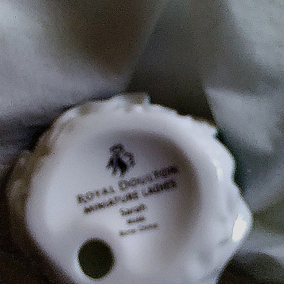 Mini Royal Dolton Figurine (Sarah) - Picture 2 of 13